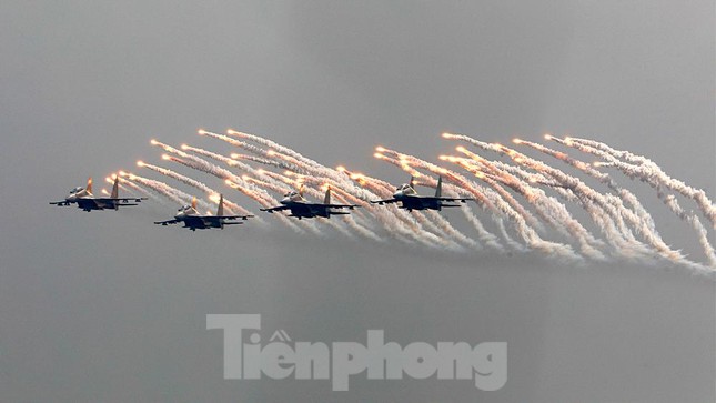 &quot;Hổ mang chúa&quot; Su-30MK2 thả pháo sáng trên bầu trời thủ đô - Ảnh 1.