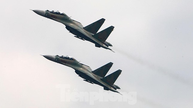 &quot;Hổ mang chúa&quot; Su-30MK2 thả pháo sáng trên bầu trời thủ đô - Ảnh 4.