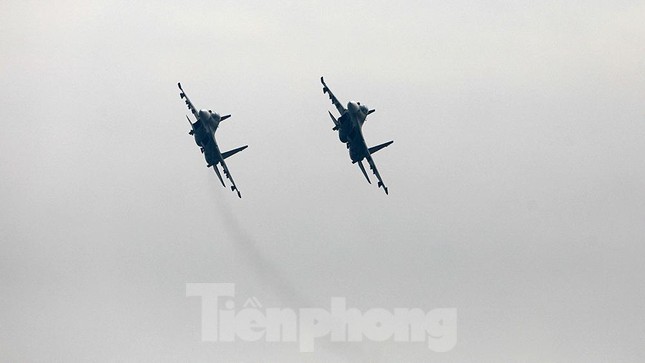 &quot;Hổ mang chúa&quot; Su-30MK2 thả pháo sáng trên bầu trời thủ đô - Ảnh 5.