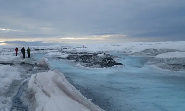Sông băng tan chảy khiến vô số vi khuẩn thoát ra sông hồ - Ảnh 1.