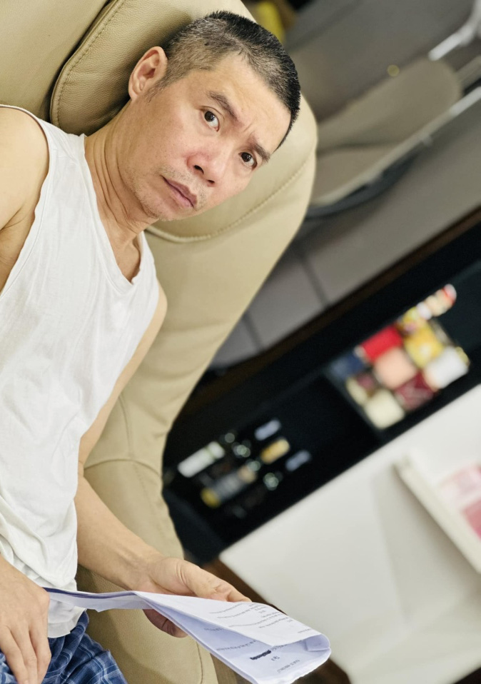 Sao Việt ngày 23/11: Nghệ sĩ Công Lý đọc kịch bản phim mới, Lê Phương tươi tắn sau mổ tim - Ảnh 1. Sao Việt ngày 23/11: Nghệ sĩ Công Lý đọc kịch bản phim mới, Lê Phương tươi tắn sau mổ tim - Ảnh 1.