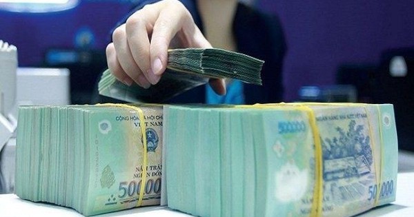 Lãi suất tăng, tiền gửi vào hệ thống ngân hàng tăng thêm hơn 100 nghìn tỷ chỉ trong 1 tháng - Ảnh 1.