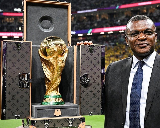 Chiếc vali đắt giá đựng cúp vàng World Cup 2022 - Ảnh 1.