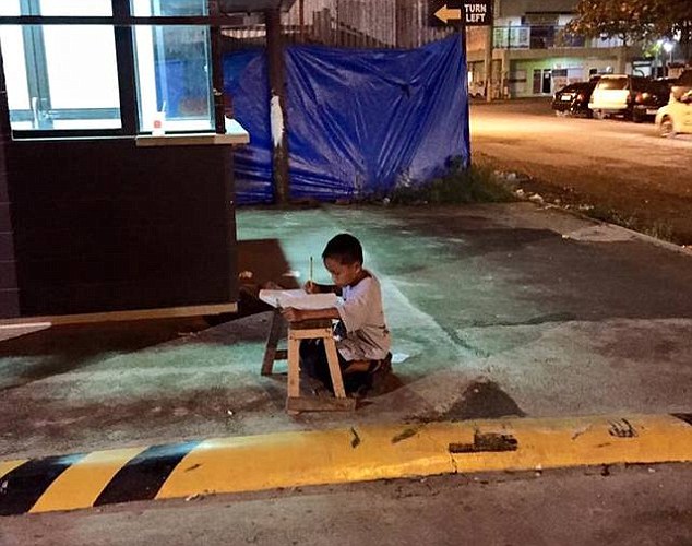 Cậu bé nghèo từng nổi tiếng toàn cầu khi ngồi làm bài dưới ánh đèn nhà hàng, sau 7 năm giúp gia đình đổi đời - Ảnh 1.