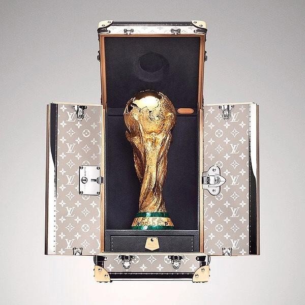 Chiếc vali đắt giá đựng cúp vàng World Cup 2022 - Ảnh 2.
