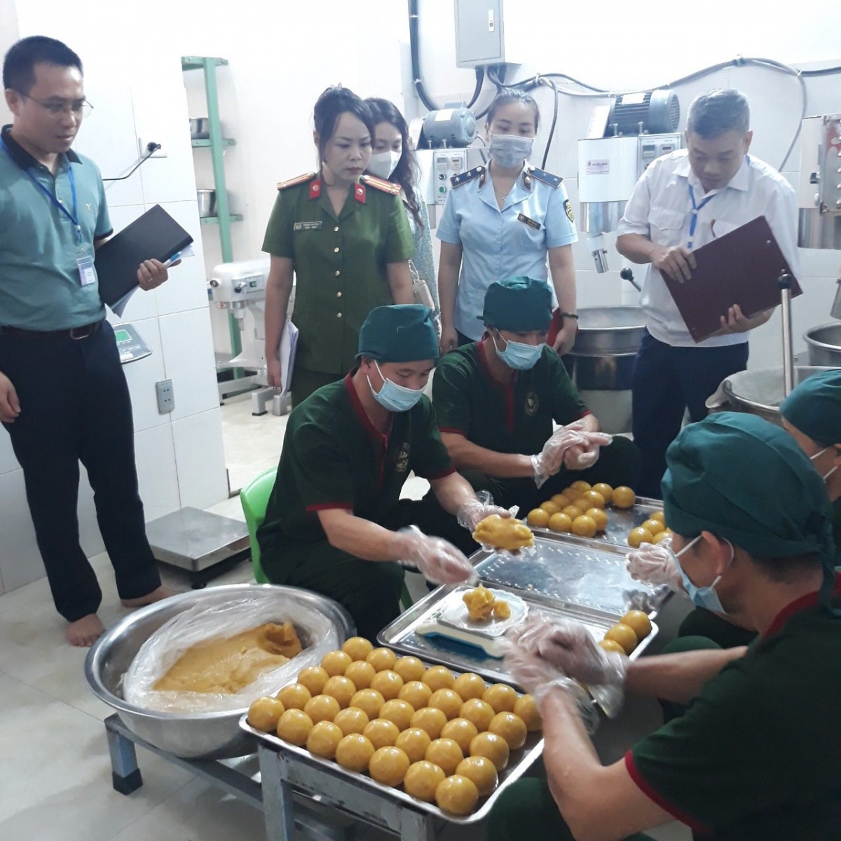 Mạo danh cán bộ chi cục an toàn vệ sinh thực phẩm để lừa đảo doanh nghiệp - Ảnh 1. Mạo danh cán bộ chi cục an toàn vệ sinh thực phẩm để lừa đảo doanh nghiệp - Ảnh 1.