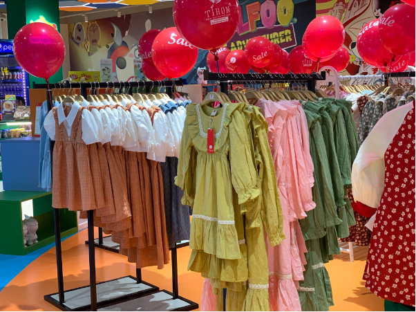 Đến Wolfoo City, c&aacute;c gia đ&igrave;nh v&agrave; Gấu Family n&ocirc; nức mua sắm với ưu đ&atilde;i lớn - Ảnh 1.