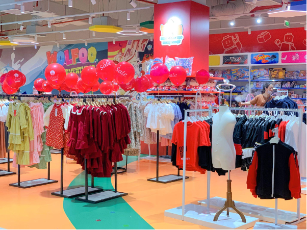 Đến Wolfoo City, c&aacute;c gia đ&igrave;nh v&agrave; Gấu Family n&ocirc; nức mua sắm với ưu đ&atilde;i lớn - Ảnh 2.