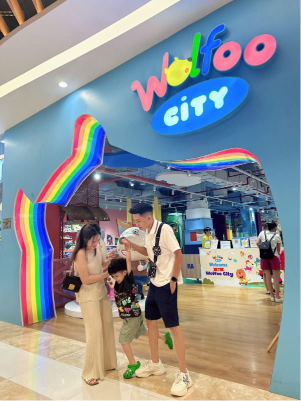Đến Wolfoo City, c&aacute;c gia đ&igrave;nh v&agrave; Gấu Family n&ocirc; nức mua sắm với ưu đ&atilde;i lớn - Ảnh 3.