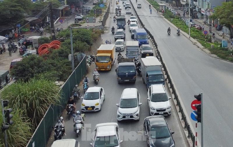 Rào chắn phục vụ thi công đường Âu Cơ - Nhật Tân, cấm nhiều loại xe trong giờ cao điểm - Ảnh 6.