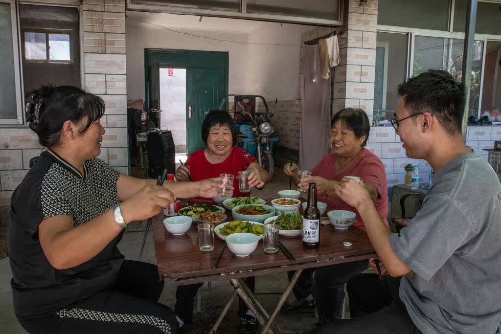 Thế hệ cụ ông, cụ bà Trung Quốc chiếm sóng mạng xã hội nhờ phong cách gừng càng già càng cay - Ảnh 2.