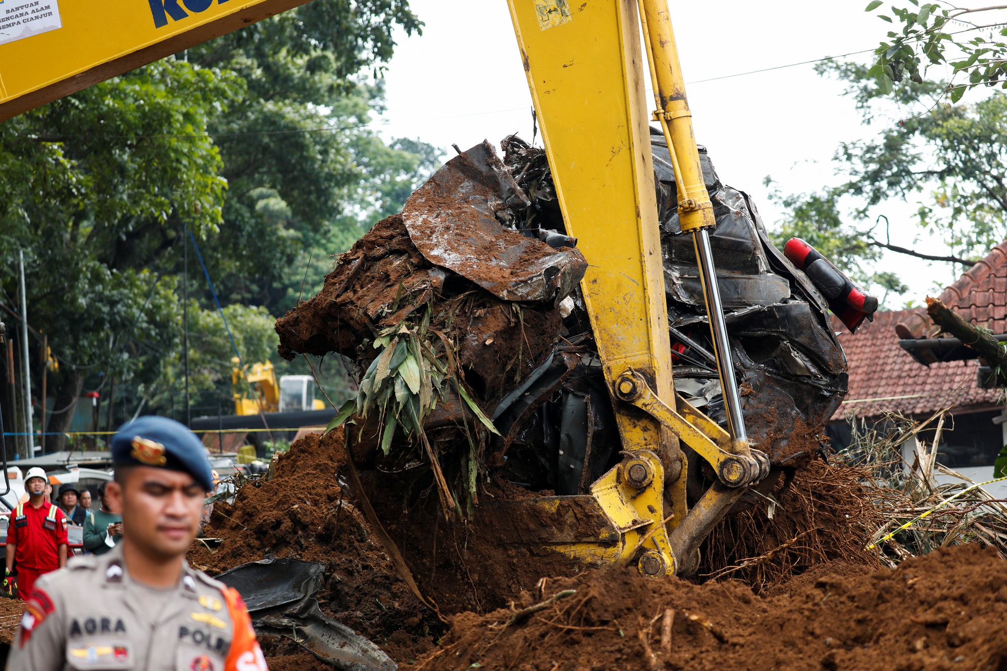 Bé trai 6 tuổi sống sót thần kỳ dưới đống đổ nát do động đất ở Indonesia - Ảnh 2.