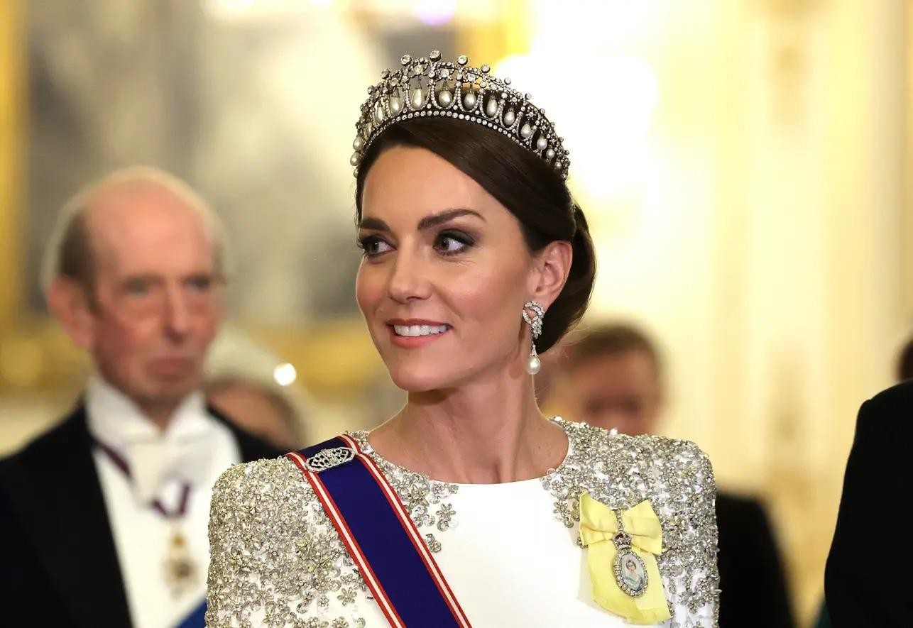 Hoàng hậu Camilla, Công nương Kate đội vương miện của mẹ chồng - Ảnh 7.