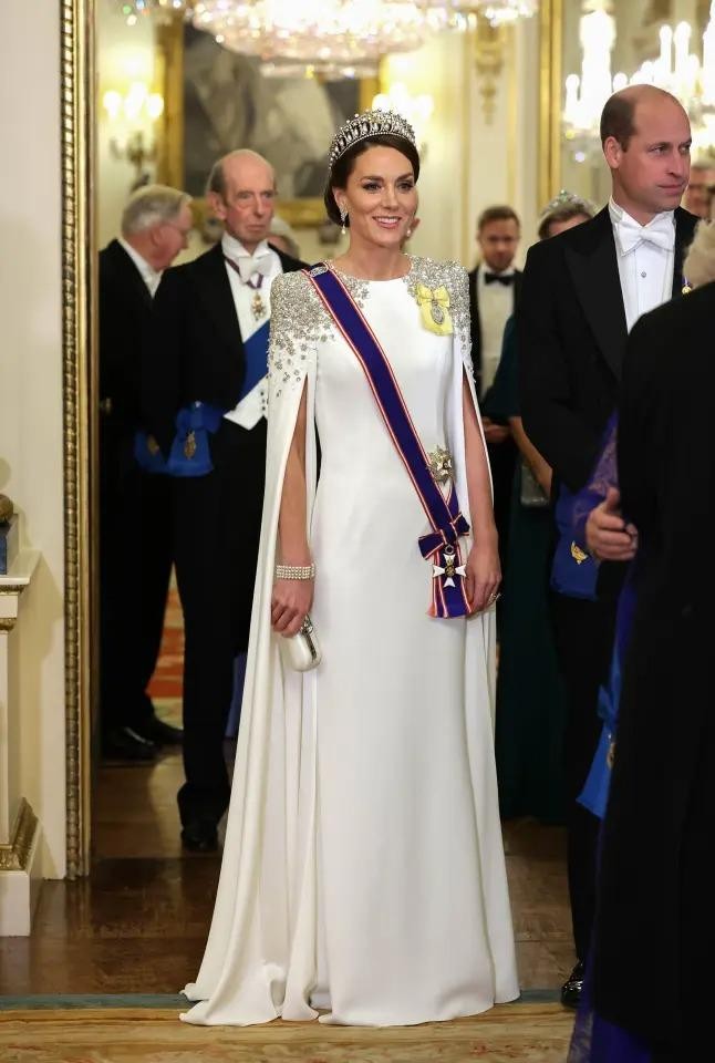 Hoàng hậu Camilla, Công nương Kate đội vương miện của mẹ chồng - Ảnh 4.