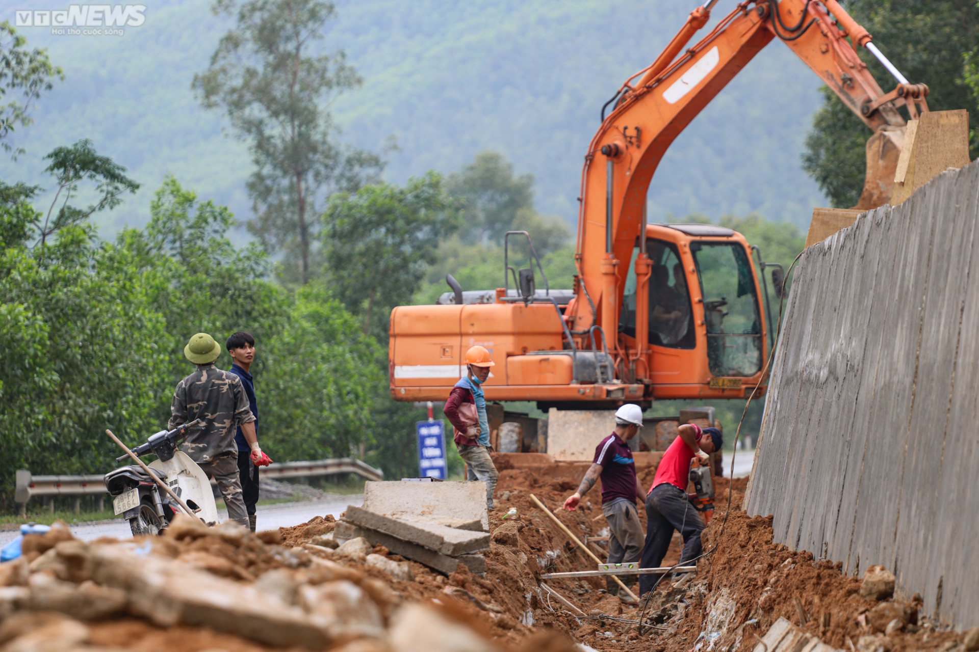 Những khối đá khổng lồ "chờ" rơi trên tuyến đường 1.500 tỷ đồng - Ảnh 12. Những khối đá khổng lồ "chờ" rơi trên tuyến đường 1.500 tỷ đồng - Ảnh 12.