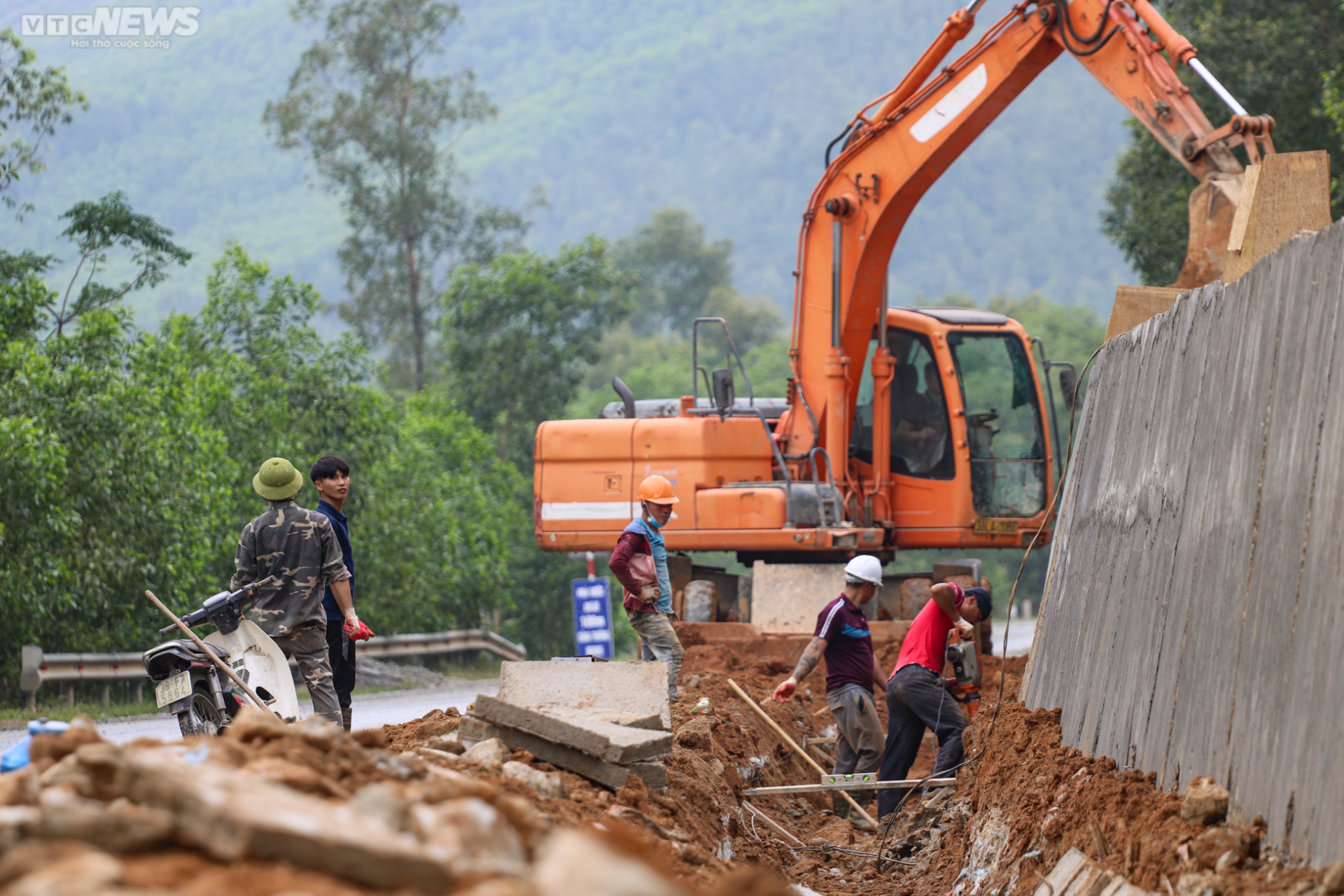 Những khối đá khổng lồ &quot;chờ&quot; rơi trên tuyến đường 1.500 tỷ đồng - Ảnh 12.