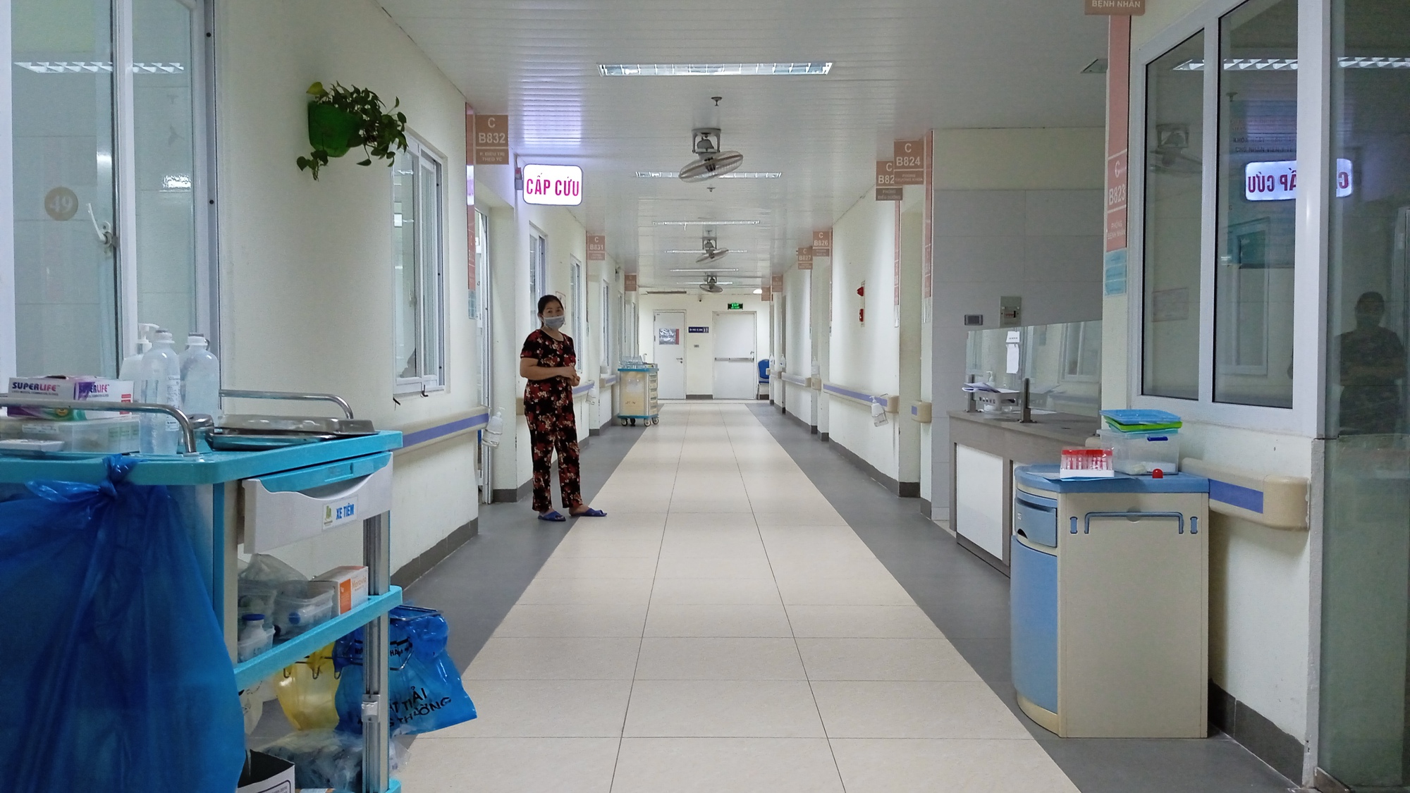 Hà Nội: Bệnh viện tìm người thân cho bệnh nhân vô danh liệt 2 chi - Ảnh 1.