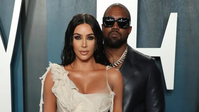 Kanye West cho nhân viên xem ảnh, clip nhạy cảm của Kim Kardashian - Ảnh 1.