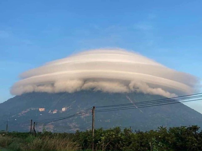 Giải mã về đám mây tạo hình thù kỳ lạ như đĩa bay trên núi Bà Đen - Ảnh 2.