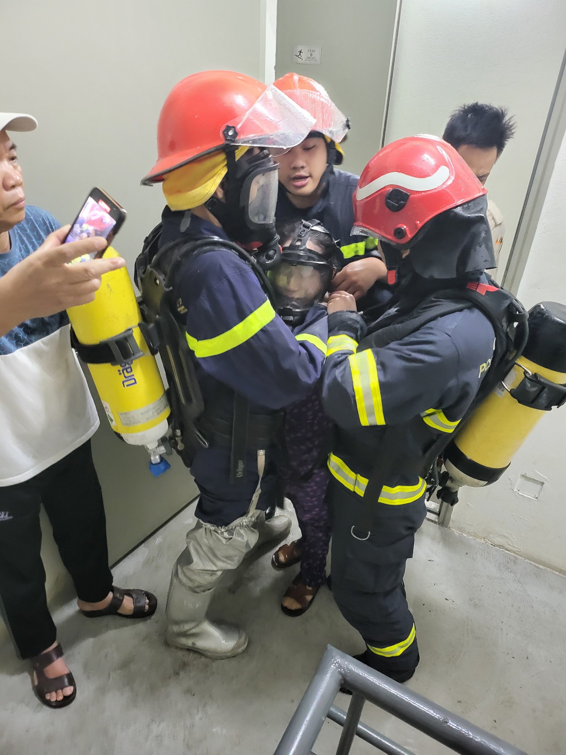 Cháy chung cư Victoria Văn Phú, cảnh sát cứu 2 người mắc kẹt