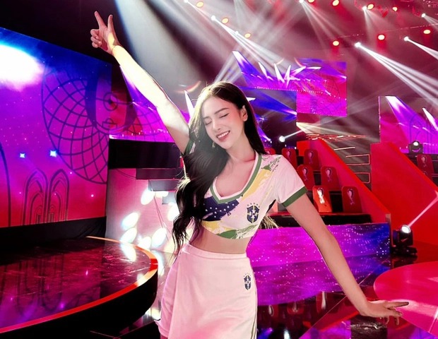Hot girl Nóng cùng World Cup nói gì trước ý kiến trái chiều của dân mạng? - Ảnh 3. Hot girl Nóng cùng World Cup nói gì trước ý kiến trái chiều của dân mạng? - Ảnh 3.