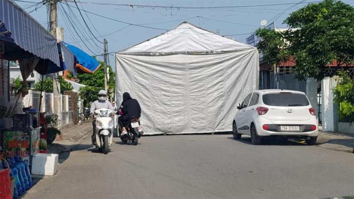 Dựng rạp cưới giữa đường khác gì thỏa hiệp với thần chết - Ảnh 1. Dựng rạp cưới giữa đường khác gì thỏa hiệp với thần chết - Ảnh 1.