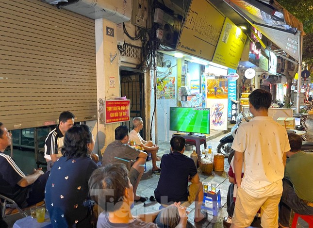 Người dân phố cổ Hà Nội bê tivi ra vỉa hè xem World Cup - Ảnh 3. Người dân phố cổ Hà Nội bê tivi ra vỉa hè xem World Cup - Ảnh 3.