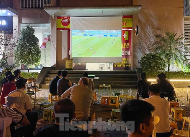 Người dân phố cổ Hà Nội bê tivi ra vỉa hè xem World Cup - Ảnh 7.