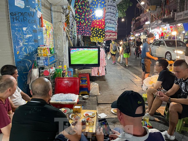 Người dân phố cổ Hà Nội bê tivi ra vỉa hè xem World Cup - Ảnh 1.