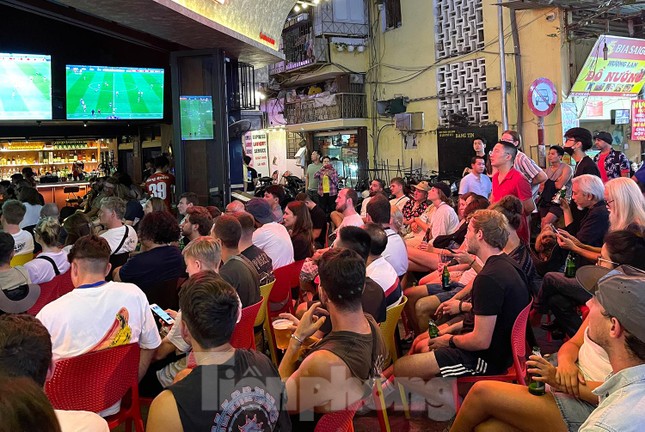 Người dân phố cổ Hà Nội bê tivi ra vỉa hè xem World Cup - Ảnh 5.