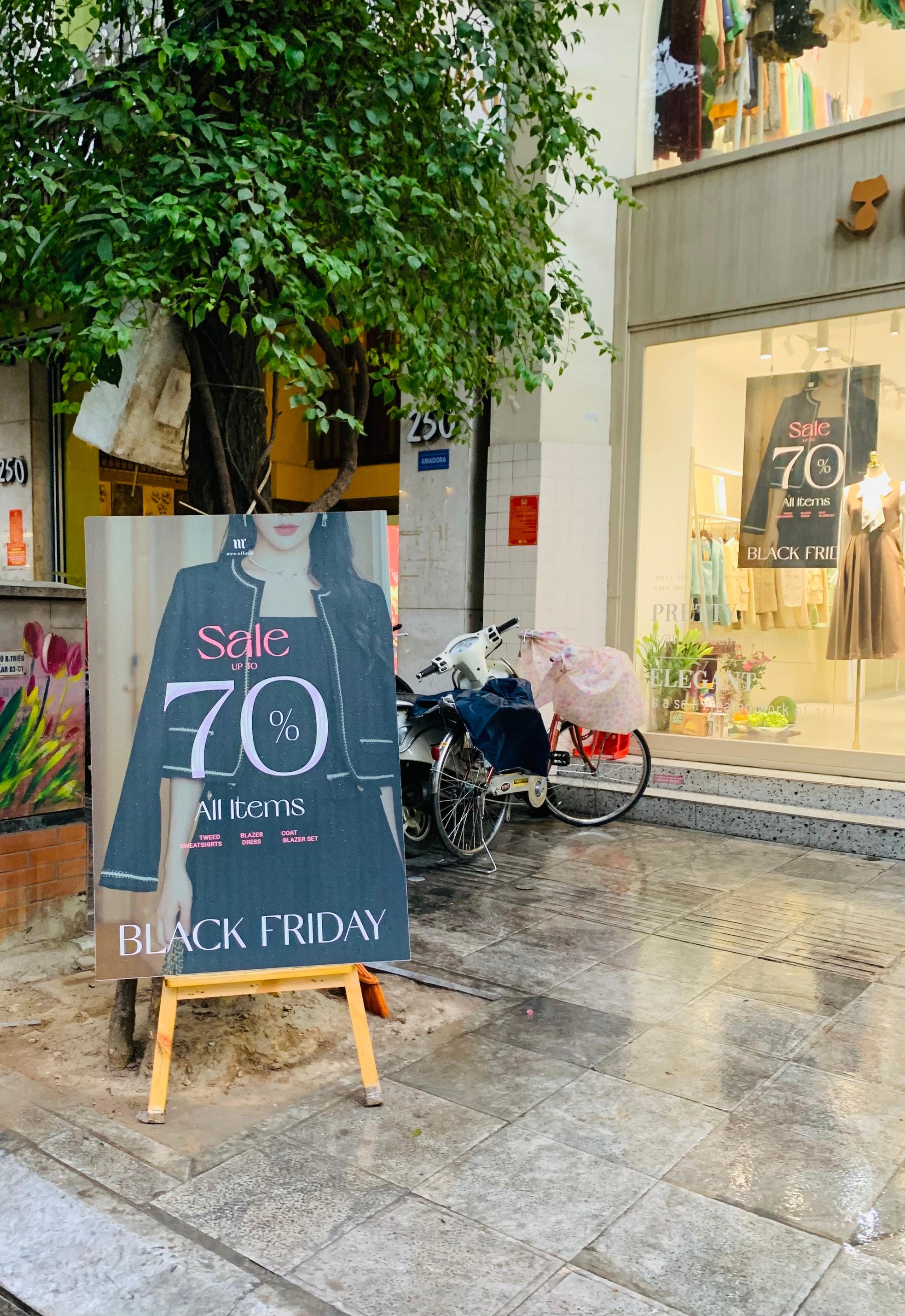 Black Friday: Hàng hiệu đua giảm giá 'khủng' vẫn... ế - Ảnh 3.