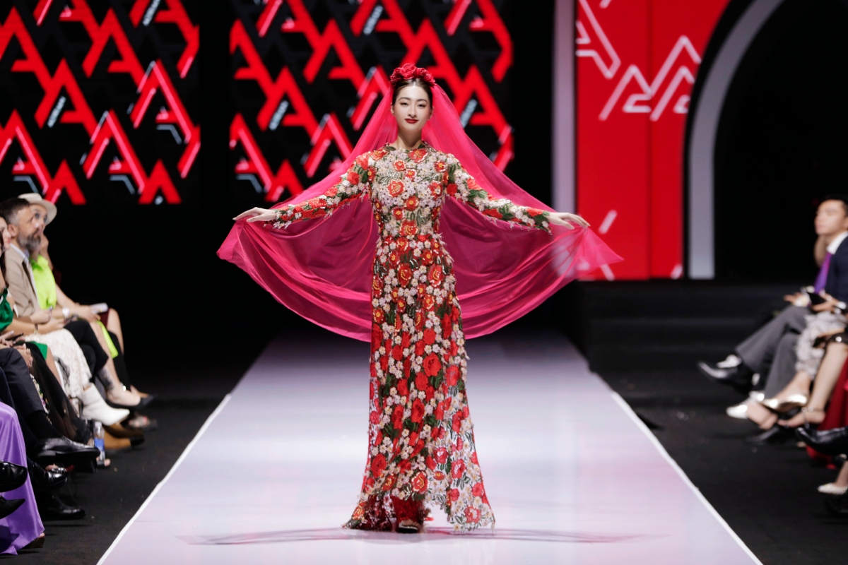 Hoa hậu Đỗ Thị Hà, Lương Thùy Linh biến hóa trên sàn diễn thời trang - Ảnh 4.