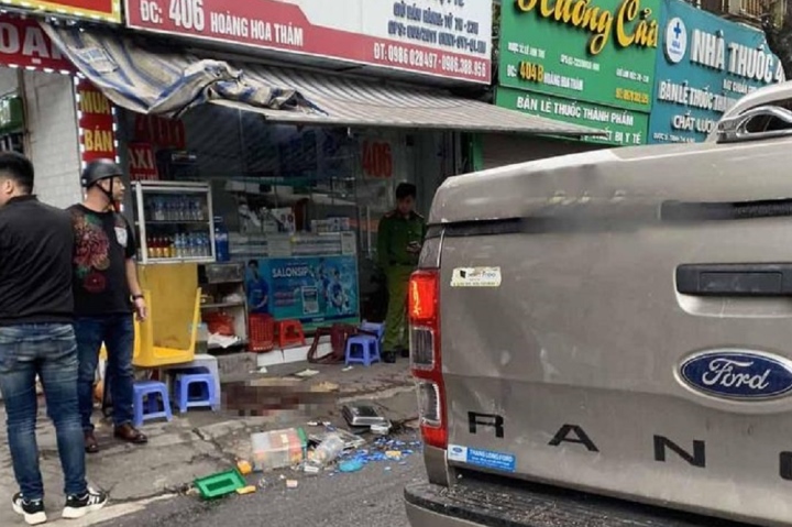 Truy bắt kẻ đâm gục người phụ nữ bán hàng nước trên phố Hoàng Hoa Thám, Hà Nội - Ảnh 1.