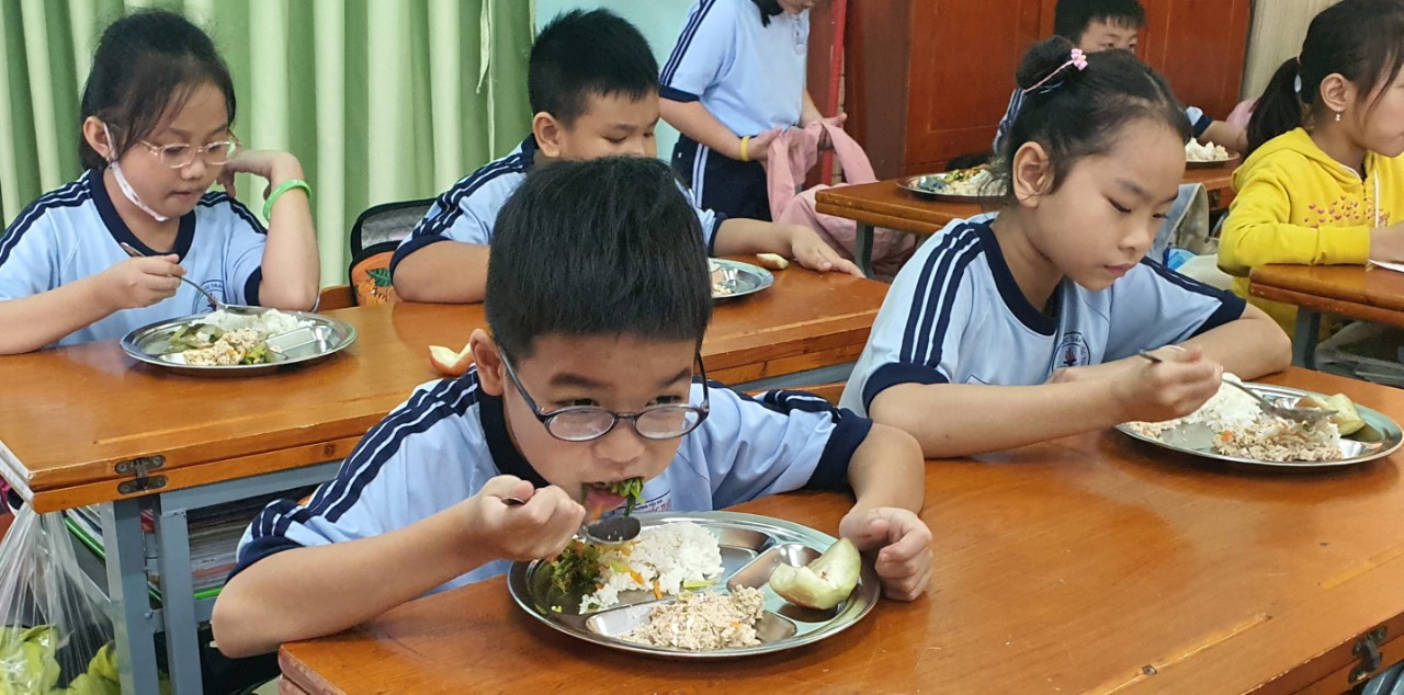 Một trường tiểu học ở TP.HCM tổ chức ăn bán trú học sinh tự phục vụ - Ảnh 1.