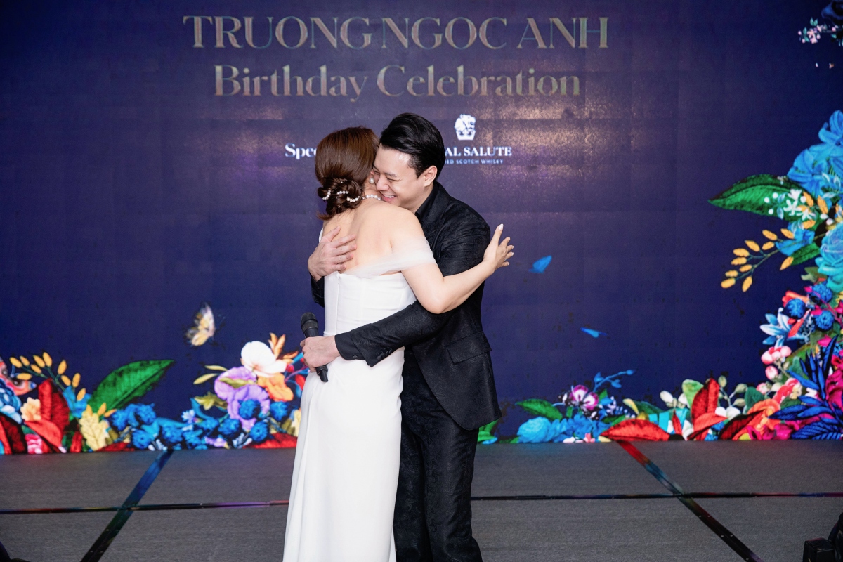 Trương Ngọc Ánh ôm bạn trai Anh Dũng trong tiệc mừng sinh nhật muộn - Ảnh 2.