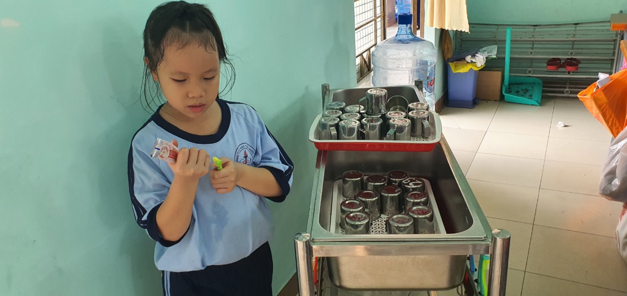 Một trường tiểu học ở TP.HCM tổ chức ăn bán trú học sinh tự phục vụ - Ảnh 4.