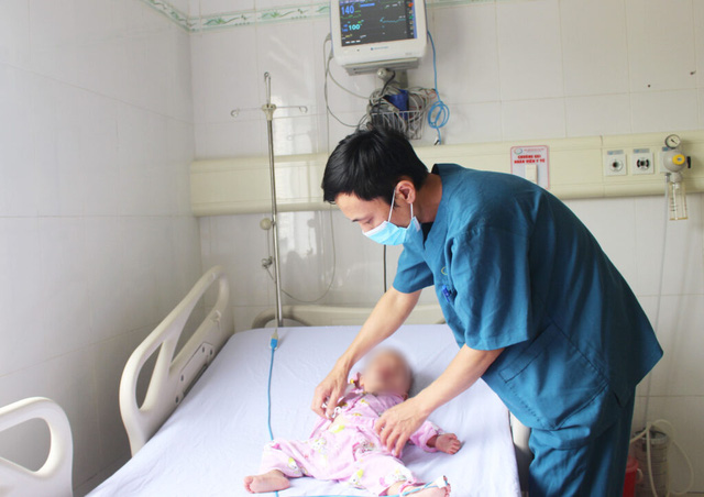 Bé 19 tháng tuổi suy hô hấp nguy kịch do... mảnh hạt lạc rơi vào phế quản - Ảnh 2. Bé 19 tháng tuổi suy hô hấp nguy kịch do... mảnh hạt lạc rơi vào phế quản - Ảnh 2.
