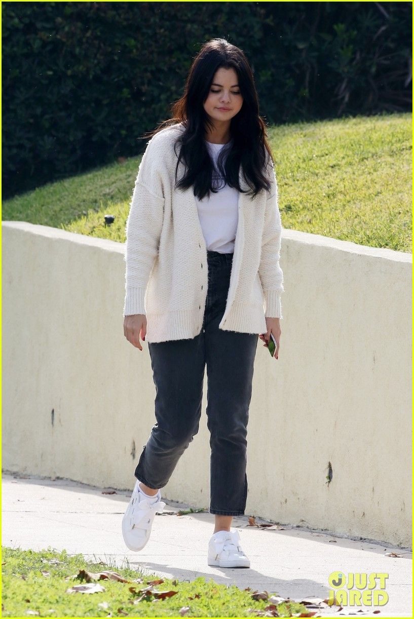 selena-gomez-is-all-smiles-after-having-lunch-with-friends-in-la-selena-gomez-la-december-2018-01-photo-1669347825883944669378-1669364202124-1669364202223516915617.jpeg