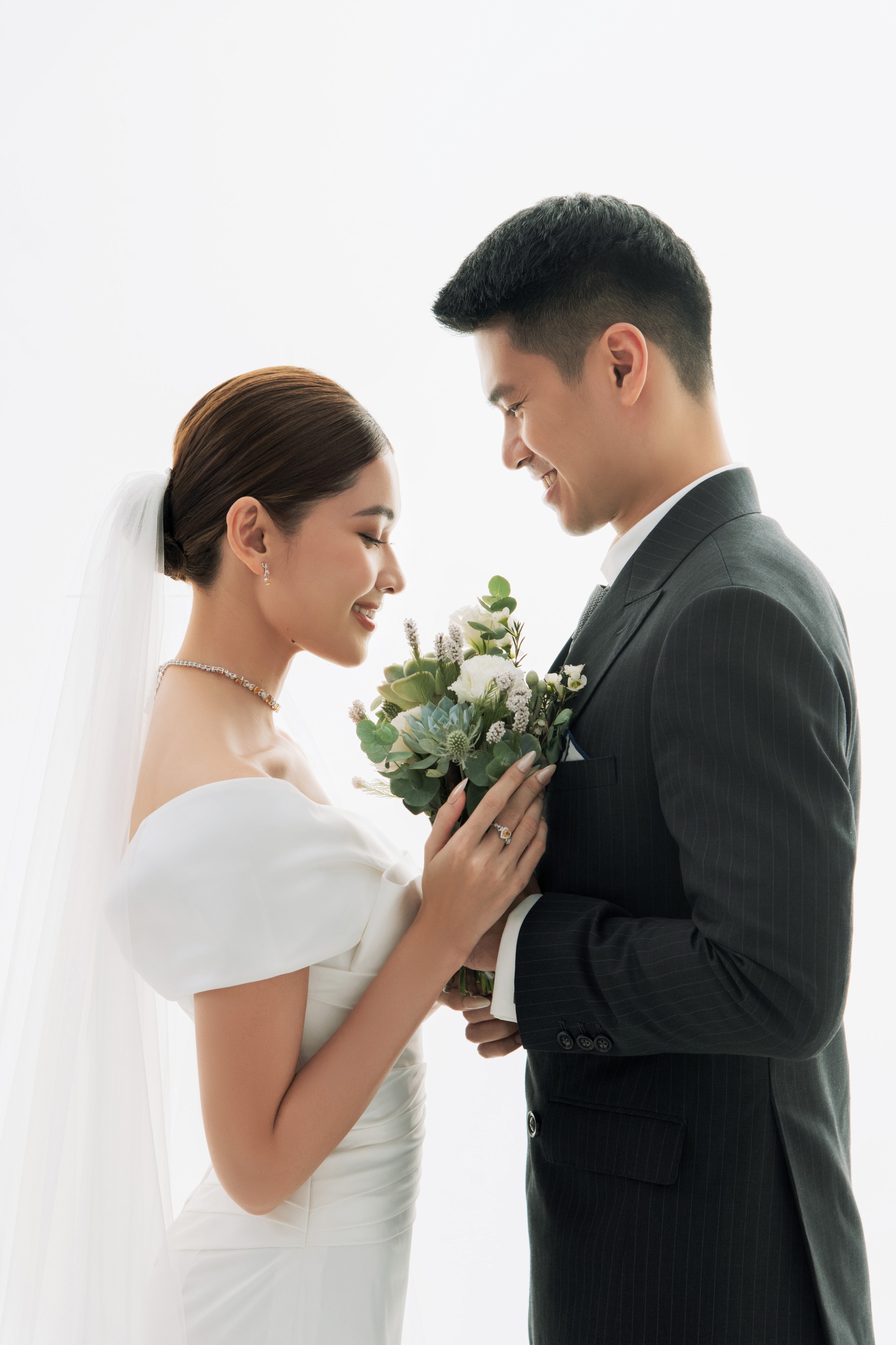 Ảnh cưới ngọt ngào của Á hậu Thùy Dung và ông xã doanh nhân - Ảnh 2.