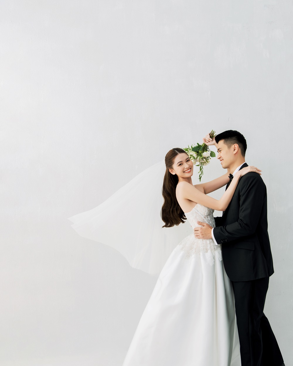 Ảnh cưới ngọt ngào của Á hậu Thùy Dung và ông xã doanh nhân - Ảnh 3.