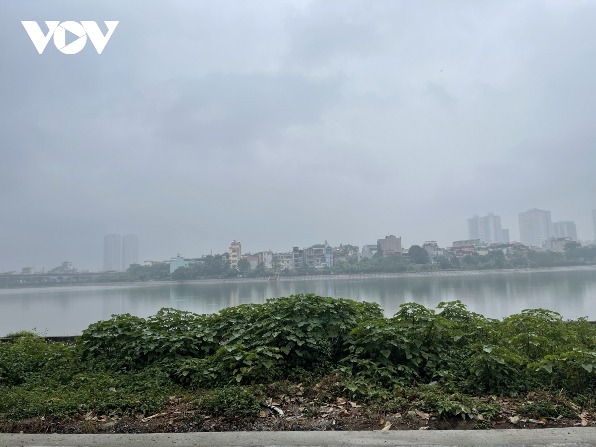 Hồ Linh Đàm ngập tràn rác thải, bờ kè nứt toác tiềm ẩn nguy hiểm - Ảnh 10.