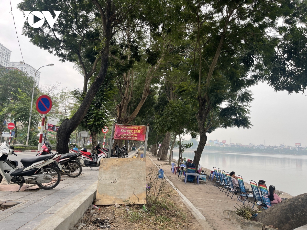 Hồ Linh Đàm ngập tràn rác thải, bờ kè nứt toác tiềm ẩn nguy hiểm - Ảnh 14.