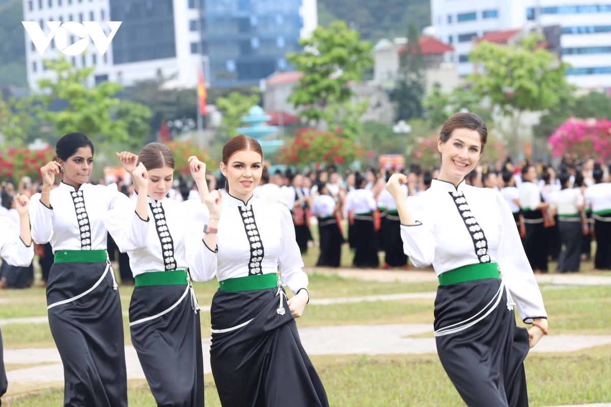 Thí sinh Hoa hậu Du lịch thế giới 2022 trải nghiệm xòe Thái tại Sơn La - Ảnh 3.