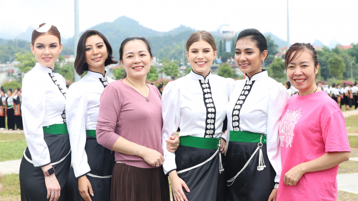 Thí sinh Hoa hậu Du lịch thế giới 2022 trải nghiệm xòe Thái tại Sơn La - Ảnh 2.