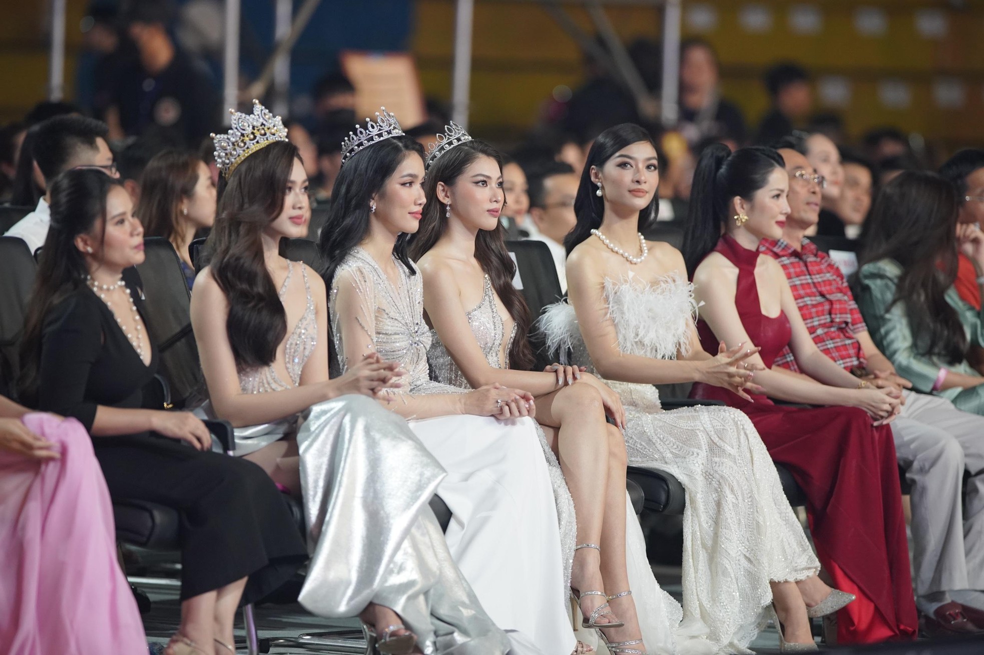 Dàn mỹ nhân ngồi hàng ghế đầu ở chung khảo Hoa hậu Việt Nam - Ảnh 1.