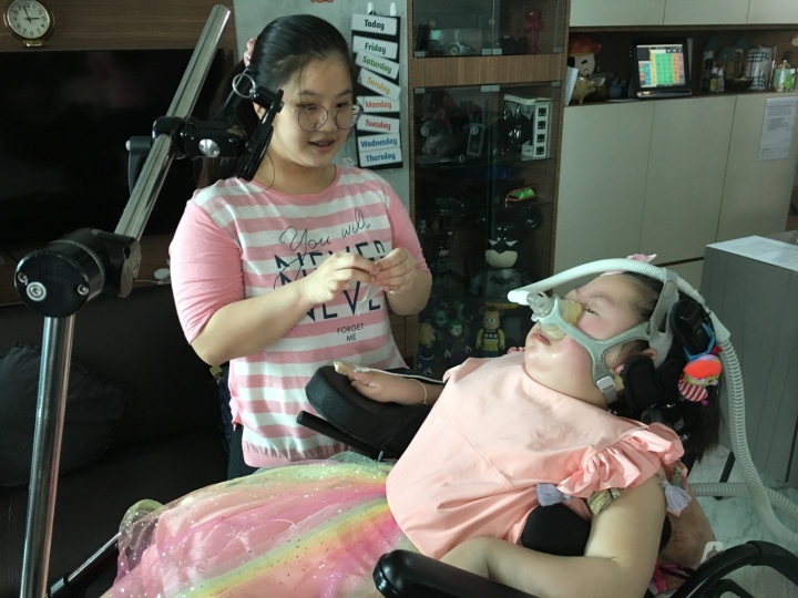 Nữ sinh quyết rời trường học để ở nhà chăm em nằm liệt giường đầy xúc động - Ảnh 2. Nữ sinh quyết rời trường học để ở nhà chăm em nằm liệt giường đầy xúc động - Ảnh 2.
