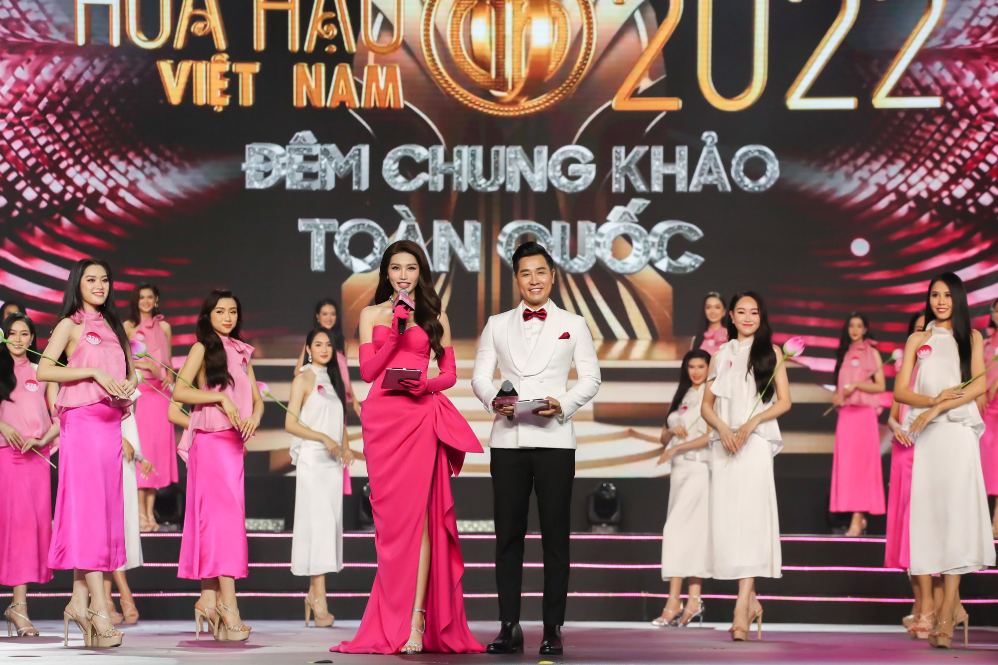 Toàn cảnh Chung khảo Hoa hậu Việt Nam: Bùng nổ với loạt phần thi hấp dẫn, Top 35 chính thức lộ diện - Ảnh 3. Toàn cảnh Chung khảo Hoa hậu Việt Nam: Bùng nổ với loạt phần thi hấp dẫn, Top 35 chính thức lộ diện - Ảnh 3.