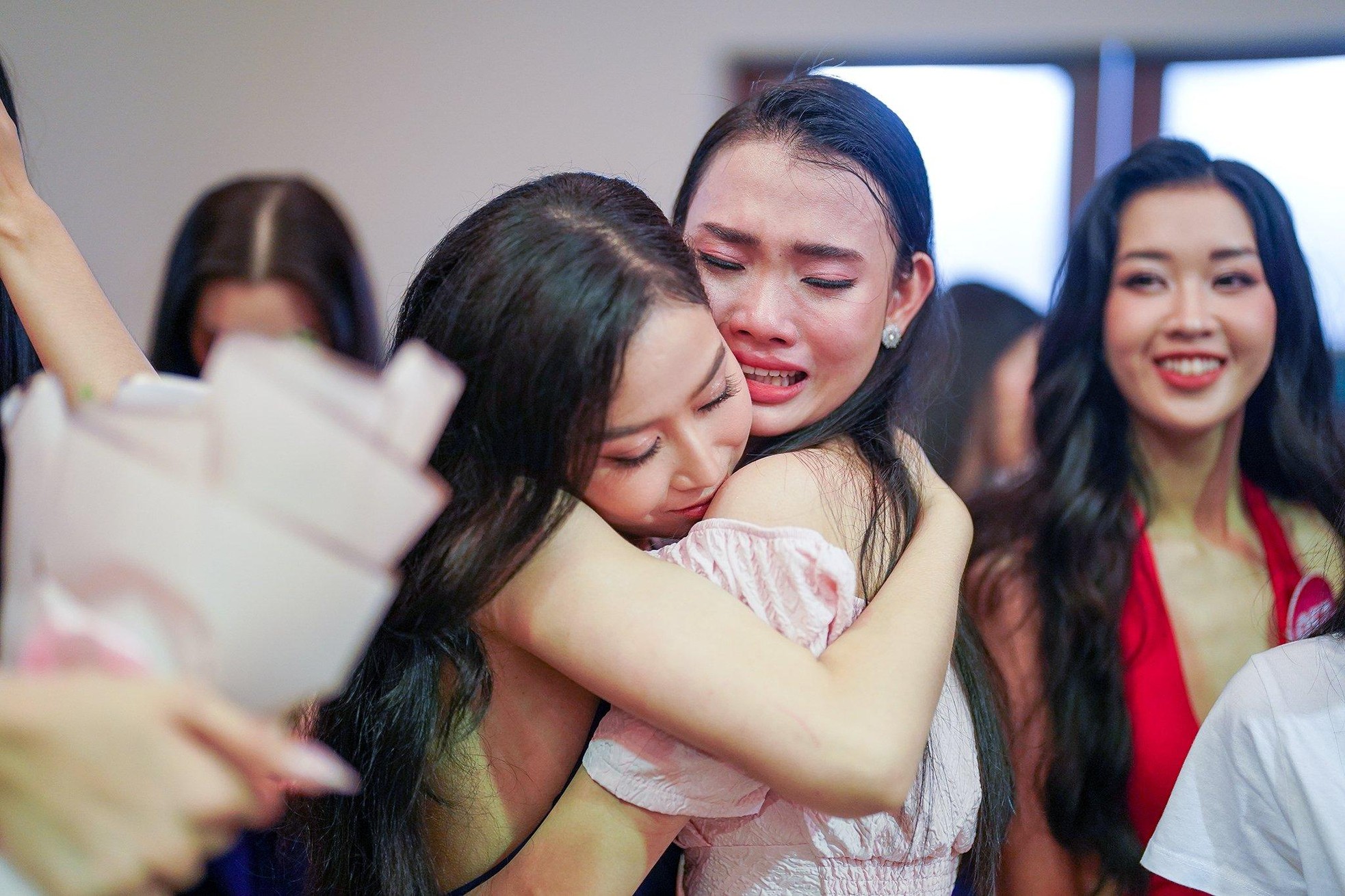 Thí sinh ôm nhau khóc khi chia tay Hoa hậu Việt Nam 2022 - Ảnh 5.