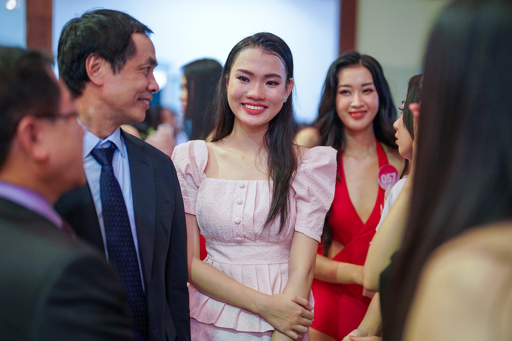 Thí sinh ôm nhau khóc khi chia tay Hoa hậu Việt Nam 2022 - Ảnh 4.