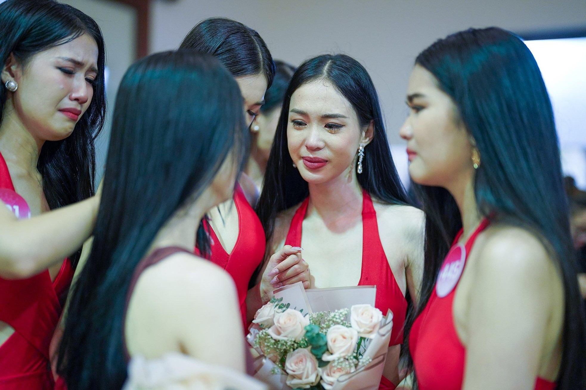 Thí sinh ôm nhau khóc khi chia tay Hoa hậu Việt Nam 2022 - Ảnh 7.